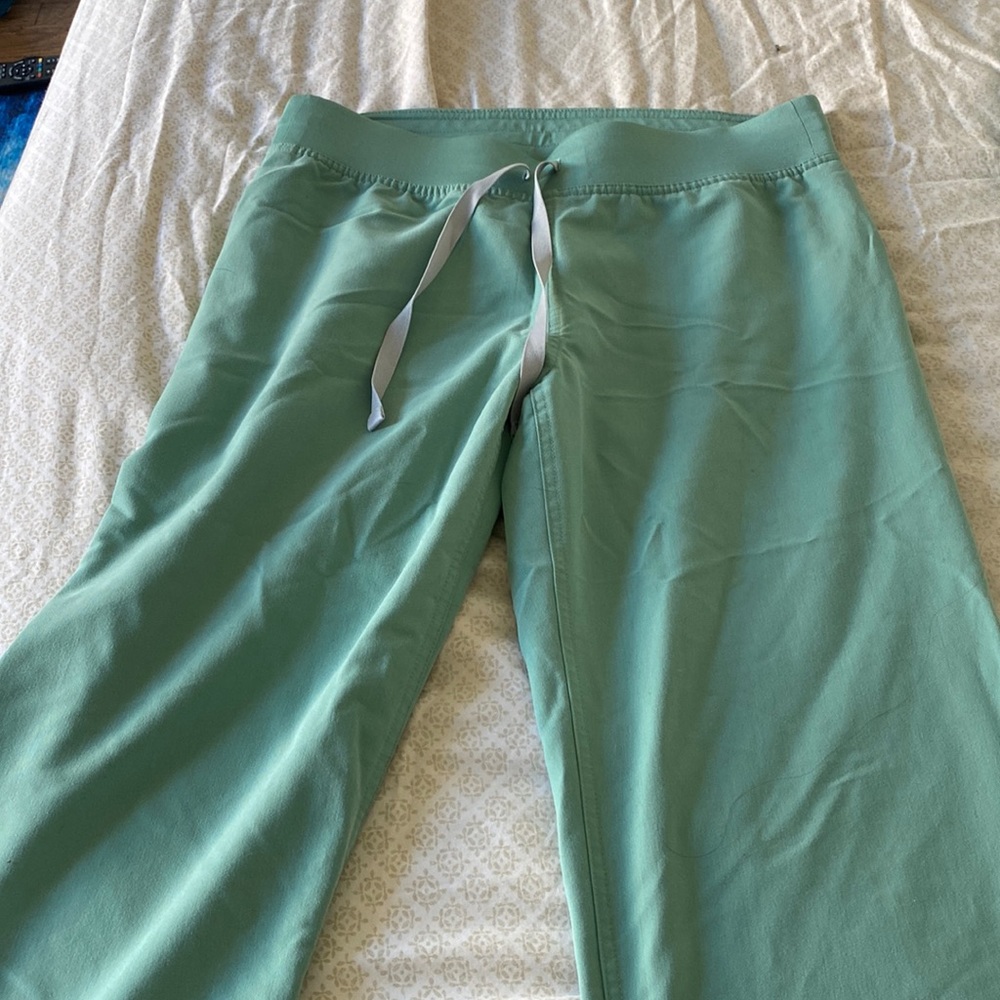 Jade Fig Livingston basic scrub pants. Size S